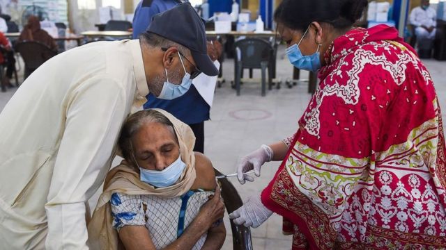Una mujer recibe una dosis de la vacuna china Sinopharm en Pakistán.