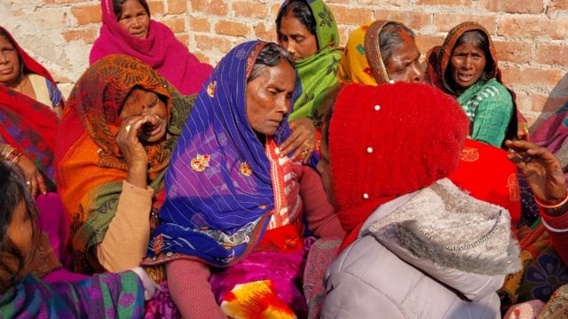 Familiares de las víctimas en Ghazipur