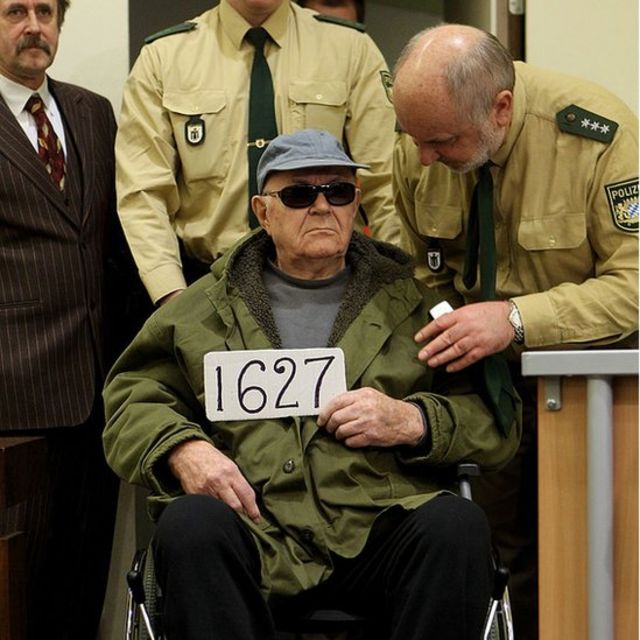 John Demjaniuk (w środku) posiada numer 1627 podczas końcowych etapów procesu w Moknish w Niemczech, 22 lutego 2011 r.