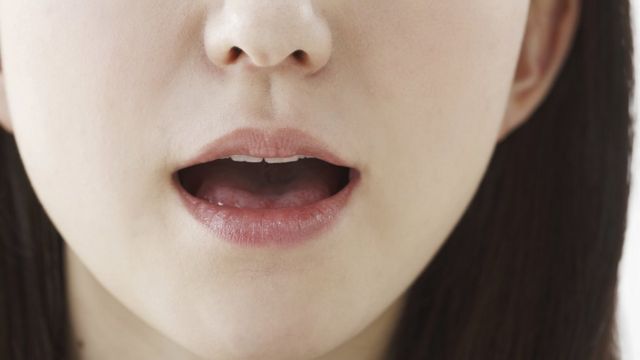 женский рот в момент говорения