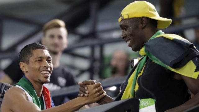 Wayde Van Niekerk (izquierda) saluda a Usain Bolt