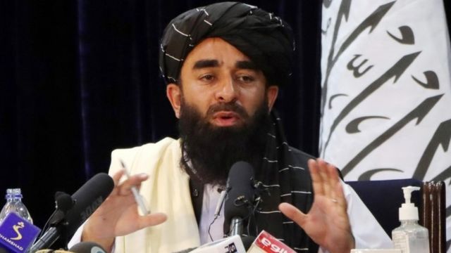Umuvugizi w'aba Taliban Zabihullah Mujahid avugira mu kiganiro n'abanyamakuru mu murwa mukuru Kabul wa Afghanistan, ku wa kabiri ku itariki ya 17/8/2021