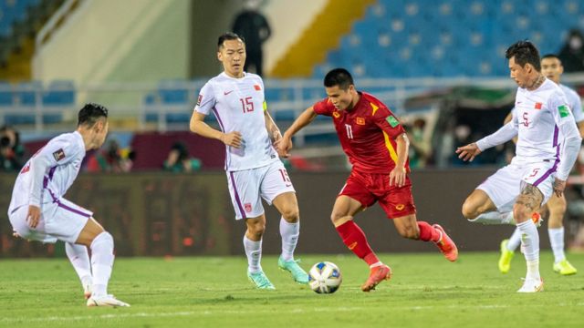 Các cầu thủ Việt Nam gây rối loạn nhiều tuyến của đội hình tuyển Trung Quốc.