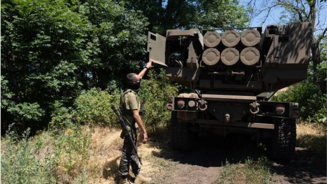 ذخائر صاروخية محمولة على راجمة الصواريخ هيمارس (النظام الصاروخي المدفعي عالي الحركة) في شرقي أوكرانيا.