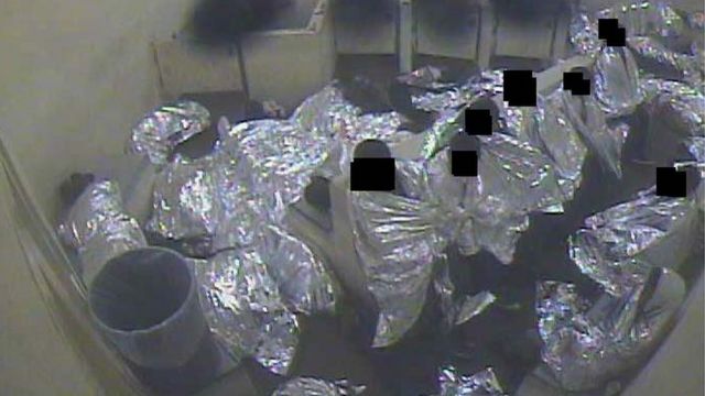 Una imagen sin fecha muestra a un grupo de hombres arropados con mantas isotérmicas en una celda de la Patrulla Fronteriza en Tucson, Arizona.