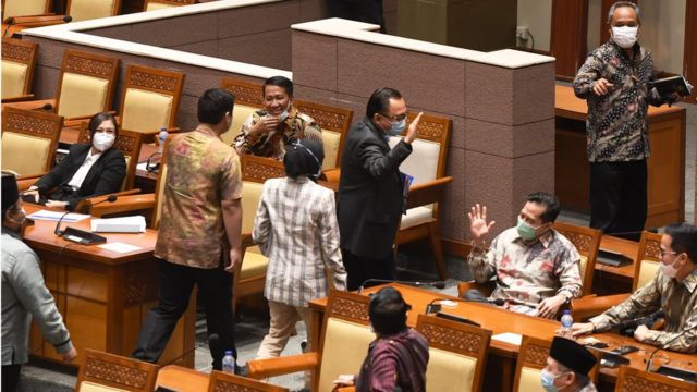 Omnibus Law: Jokowi Persilakan Penolak UU Cipta Kerja Gugat Ke MK ...