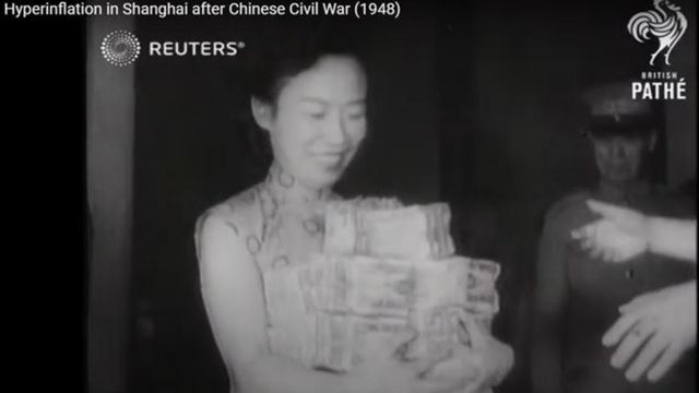 1948年上海一位电话局女工周薪高达3400万元，实际购买力却不够一担米4.4亿元的十分之一价格（路透社 / British Pathe 档案视频截图）(photo:BBC)