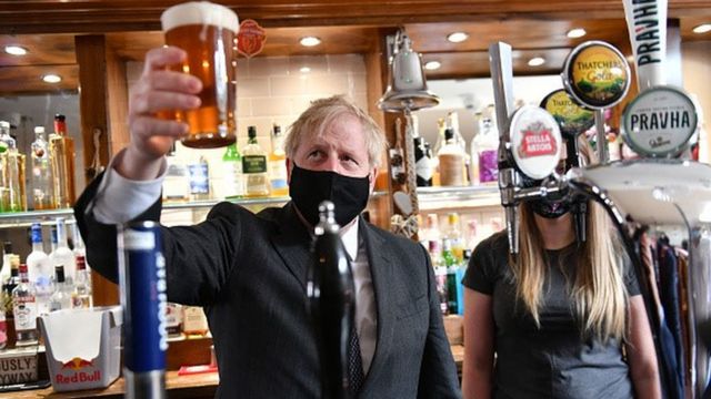 İngiltere'de 12 Nisan'da mekanlar açıldığında Başbakan Boris Johnson da bir pub'da poz verdi