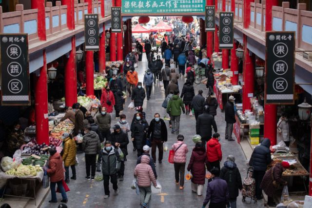 Pessoas em mercado após reabertura da economia chinesa, em dezembro de 2022