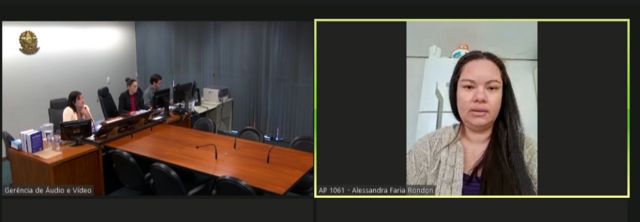 Reunião online mostra duas telas: uma com imagem do tribunal, outra de Alessandra, em casa