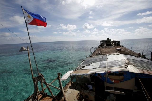 Tàu BRP Sierra Madre của Hải quân Philippines mắc cạn từ năm 1999 và đã trở thành một điểm đồn trú quân sự trên Bãi Cỏ Mây đang tranh chấp tại quần đảo Trường Sa ở Biển Đông. Ảnh chụp ngày 29 tháng 3 năm 2014.