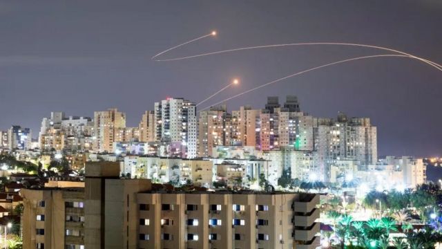 Hamas phóng rocket từ Dải Gaza nhằm vào Israel, và bị hệ thống Vòm Sắt (Iron Dome) của Israel đánh chặn 