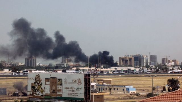 اشتباكات السودان: أعمدة دخان وشوارع خالية وانتشار مسلح...هكذا بدت الخرطوم  اليوم - BBC News عربي