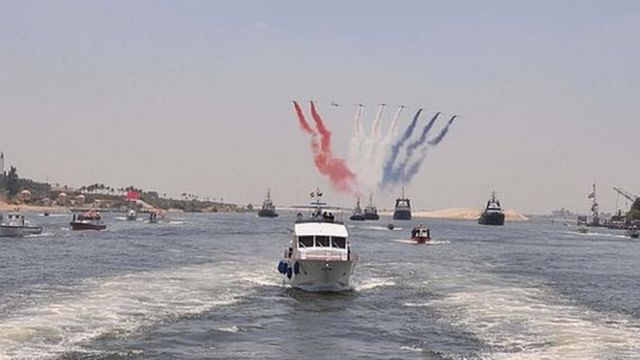 افتتحت مصر يوم 6 أغسطس/آب عام 2015 مشروع توسعة قناة السويس الذي يعمق ويوسع المجرى المائي لقناة السويس بتوفير ممر مائي مواز لمرور السفن بطول 35 كيلومترا.