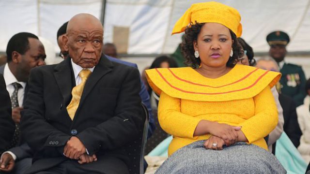 Le nouveau Premier ministre du Lesotho Thomas Thabane (L), chef du parti politique All Basotho Convention (ABC) et sa femme 'Ma Isaiah Ramoholi Thabane