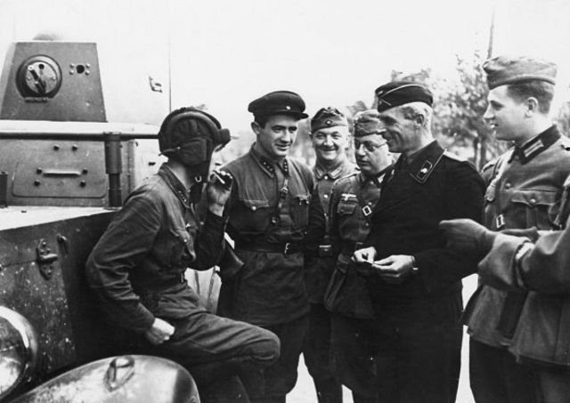 Tại Brest, ngày 29/09, Hồng quân Liên Xô và quân Đức vui đùa, hút thuốc lá thân ái sau cuộc hợp đồng tác chiến cùng đánh và chia đôi lãnh thổ Ba Lan. Quân Liên Xô xâm lăng Ba Lan ngày 17/09 bằng một lực lượng áp đảo.