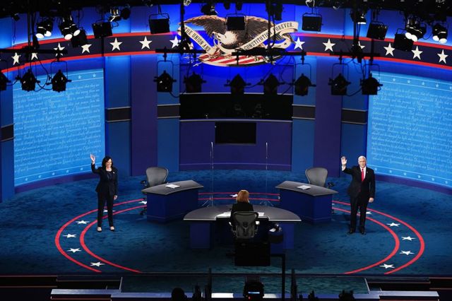 نائب الرئيس الأمريكي مايك بينس والديمقراطية كمالا هاريس المرشحة في منصب نائب الرئيس على منصة حيث أجريت بينمهما مناظرة سياسية.