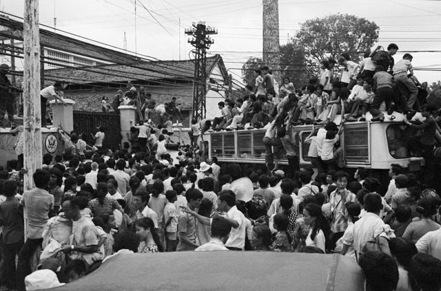 Des civils vietnamiens tentent de monter dans un bus pour être transportés à l'ambassade américaine en vue d'une éventuelle évacuation, le 30 avril 1975
