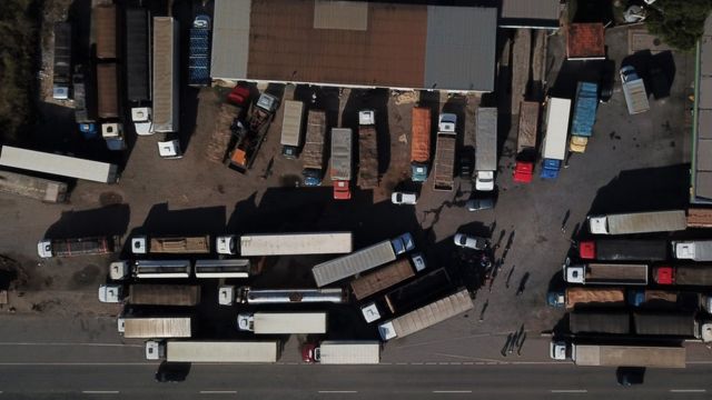 Caminhoneiros bloqueiam BR-262 em Minas Gerais