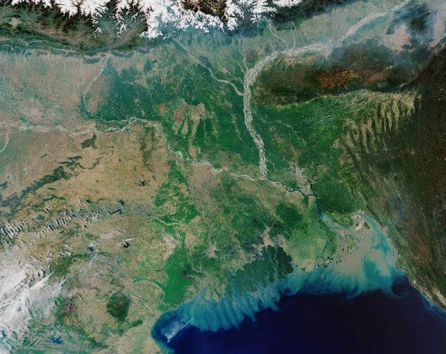 صورة من قمر اصطناعي لدلتا نهر الغانج تظهر تغيراً في لون المحيط في منطقة خليج البنغال جراء ترسبات وعوامل أخرى
