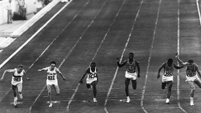 Los velocistas corriendo una carrera de 100 metros en los Juegos Olímpicos de Roma de 1960.