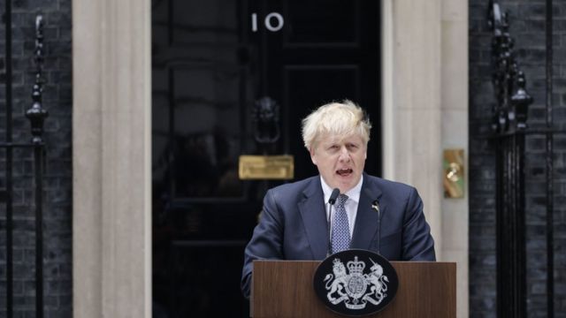 2022年7月7日，约翰逊在唐宁街10号首相府外宣布辞去保守党党魁职务，但他称将留任首相，直到秋天。(photo:BBC)