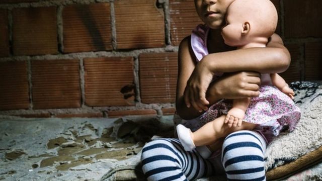 Criança em situação de pobreza