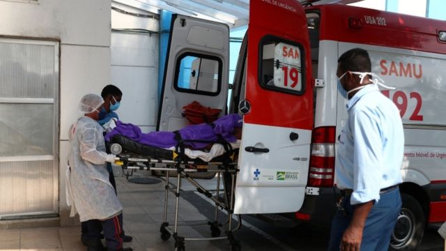 Paciente chega de ambulância em hospital