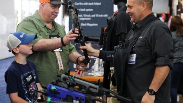 Los aficionados a las armas se dieron cita en la convención de la NRA.