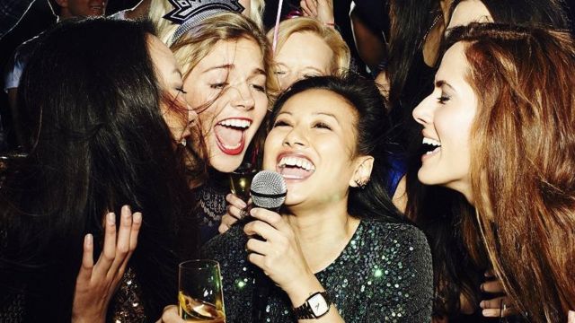 Mulheres cantando karaoke