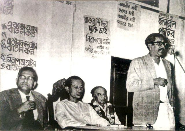১৯৬২- এক প্রতিবাদ বৈঠকে ভাষণ দিচ্ছেন শেখ মুজিবুর রহমান