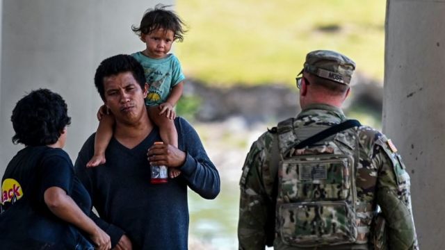 Un hombre con su hija en los hombros.