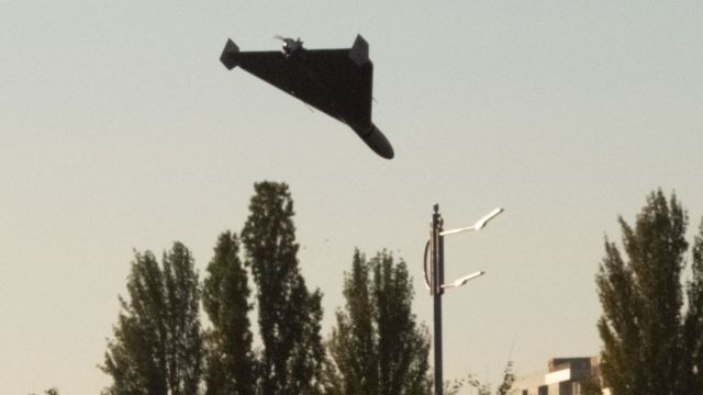 Un dron kamikaze visto volando sobre Kyiv.