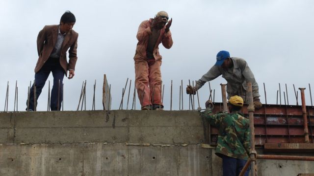 中国企业在埃塞俄比亚展开大量的基础建设工程，雇用了大批当地劳工