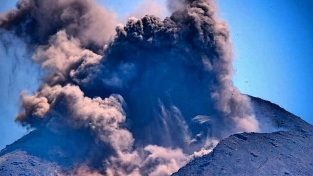 Letusan Gunung Anak Krakatau yang diambil pada Oktober lalu