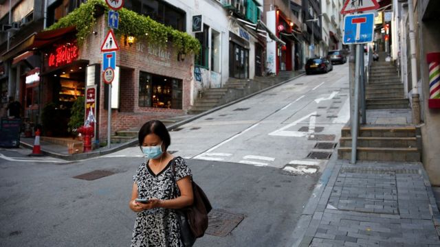 香港中环半山住宅与餐馆区一位女士戴着口罩走过冷清的街道（22/7/2020）