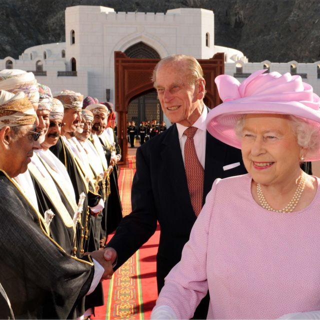 لقاء الملكة إليزابيث الثانية والأمير فيليب دوق إدنبره مع كبار الشخصيات عند زيارتهم ل "قصر العالم" في عاصمة عمان مسقط في 26 نوفمبر/تشرين الثاني 2010
