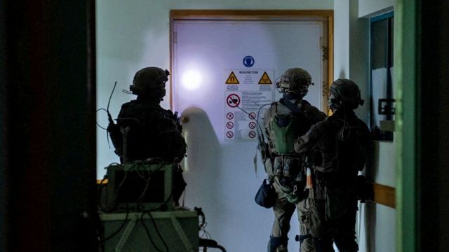 ガザ市内のアル・シファ病院内に入ったイスラエル兵の様子という、イスラエル国防軍（IDF）提供写真（15日）