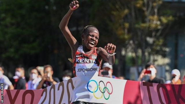 東京五輪】 女子マラソン、ケニア勢が金・銀メダルを独占 - BBCニュース