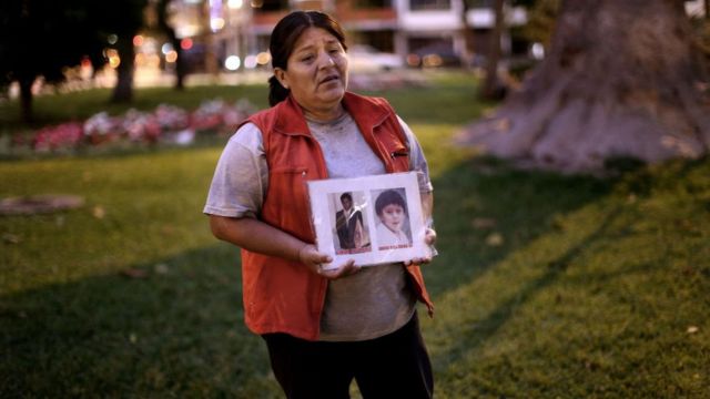 Rosa Rojas mostra foto do marido e do filho, mortos no massacre