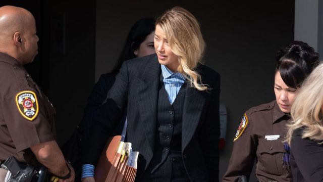 As pessoas adoram bajular homens poderosos“, diz Amber Heard em depoimento  final