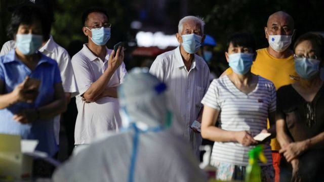 Residents of Shanghai wait in line to receive samples for COVID-19 nucleic acid testing (19/7/2022)