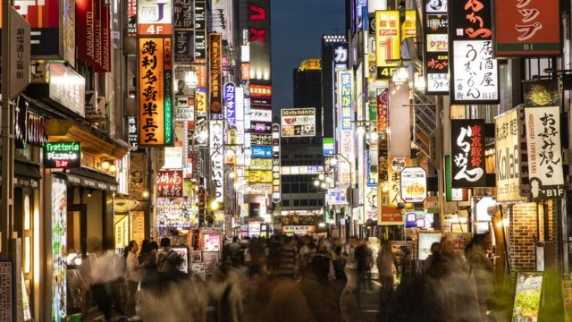 Rua no bairro de Shinjuku, em Tóquio