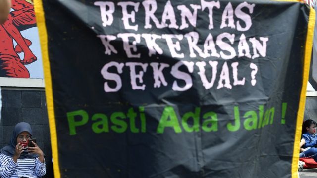 Aktivis yang tergabung dalam Gerak Perempuan menggelar aksi damai di depan kantor Kementerian Pendidikan dan Kebudayaan, Jakarta, Senin (10/02).