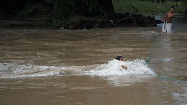Joven cruzando el río Goascorán
