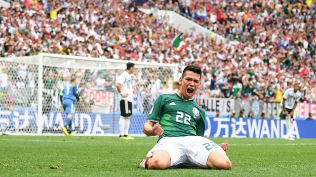 Hirving Lozano celebra su gol