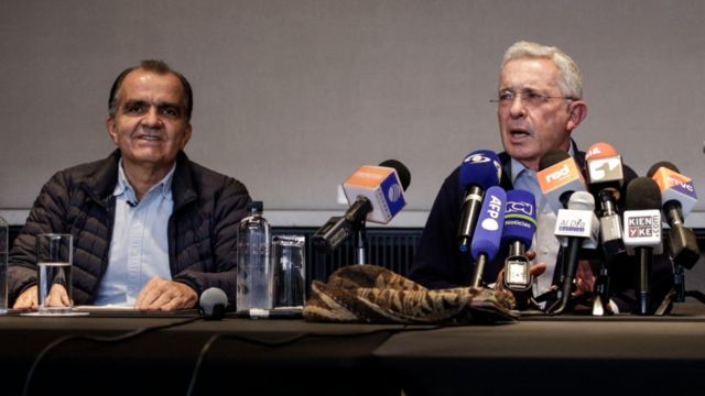 Uribe y su candidato, Oscar Iván Zuluaga. .