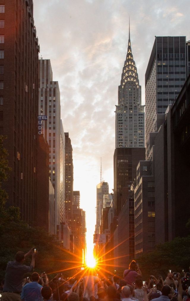 मैनहैटनहेंज....ऊंची इमारतों के बीच सूरज का नज़ारा