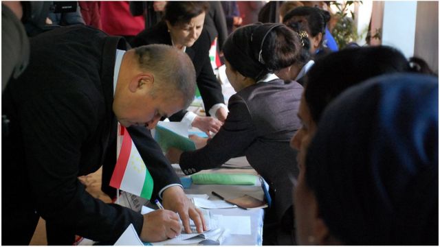 رحمت الله زایروف، رهبر حزب سوسیال دموکرات تاجیکستان هنگام گرفتن برگه رای