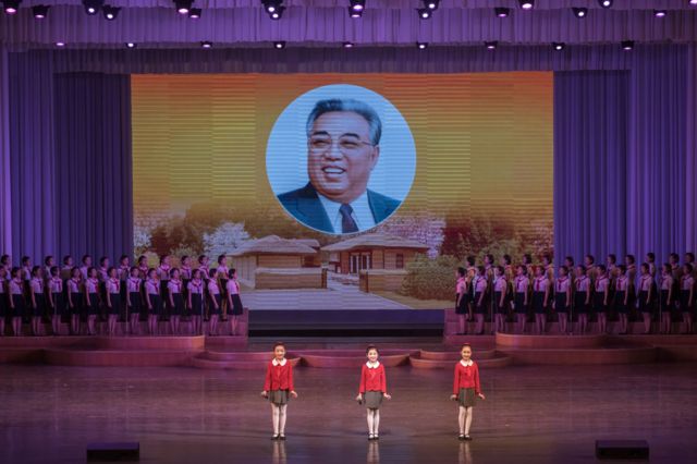 민족음악학자 키스 하워드 교수는 "북한은 나라 전체가 하나의 극장처럼 작동한다"고 분석했다